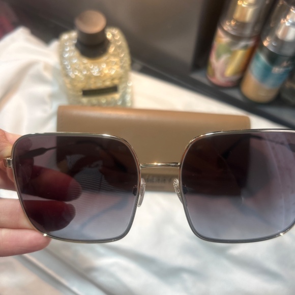 Burberry sunglasses - Picture 2 of 5